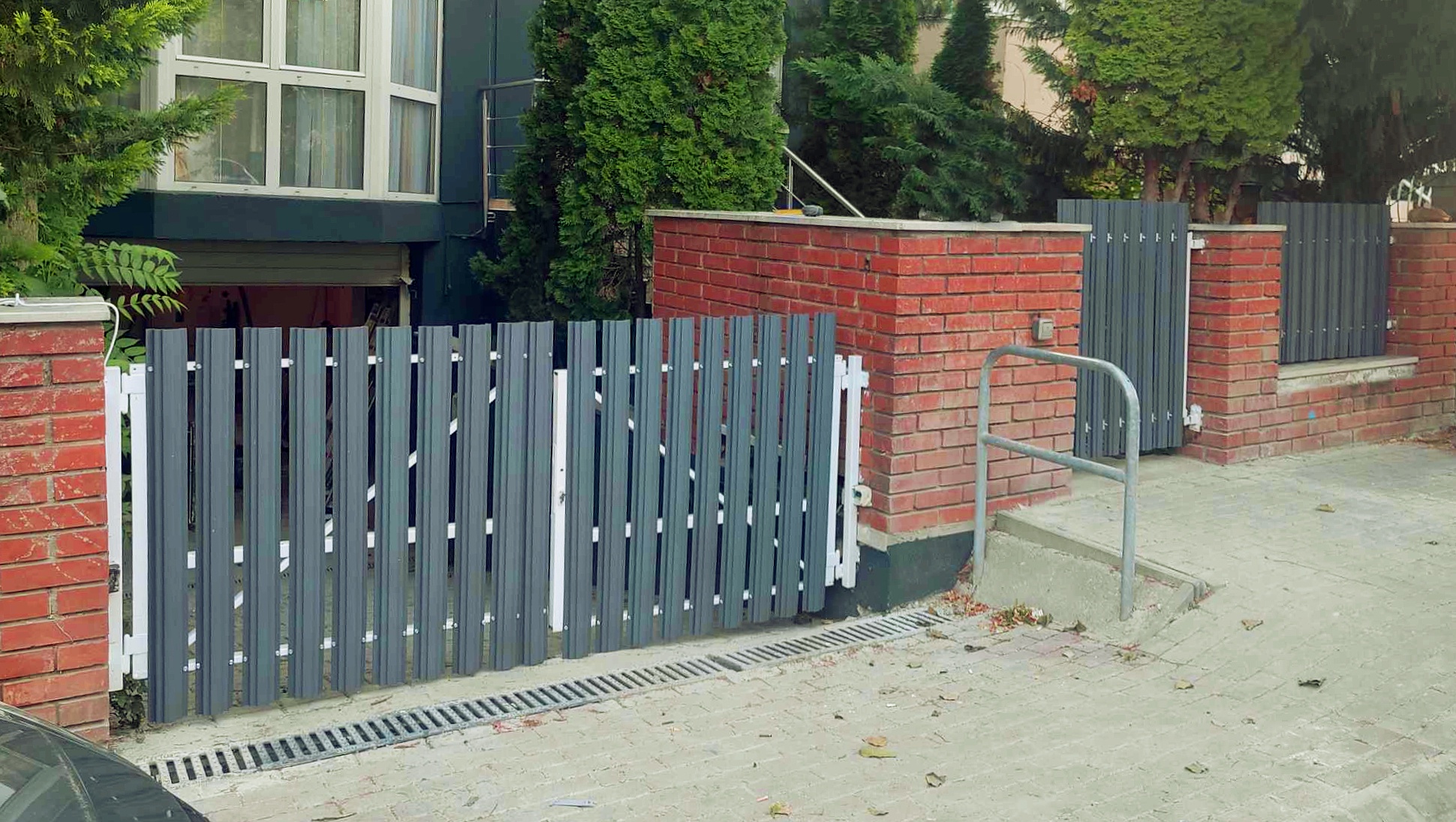 Modern antracit kompozit kerítés kivitelezés